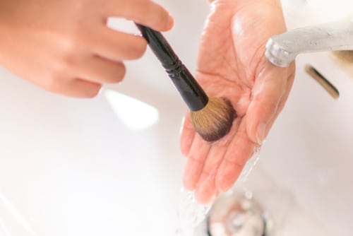 Rinsing brush by water get bubble out from hairs.